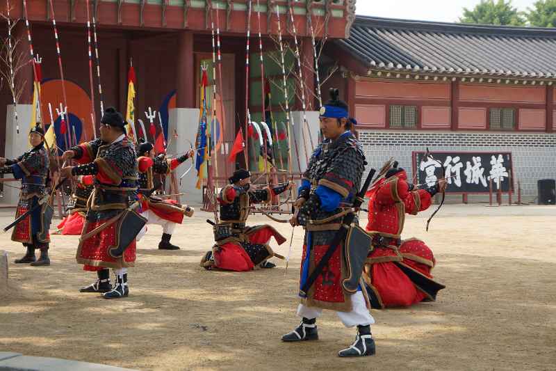 На площади Ёнмудэ ежедневно проводятся мастер-классы по стрельбе из лука
